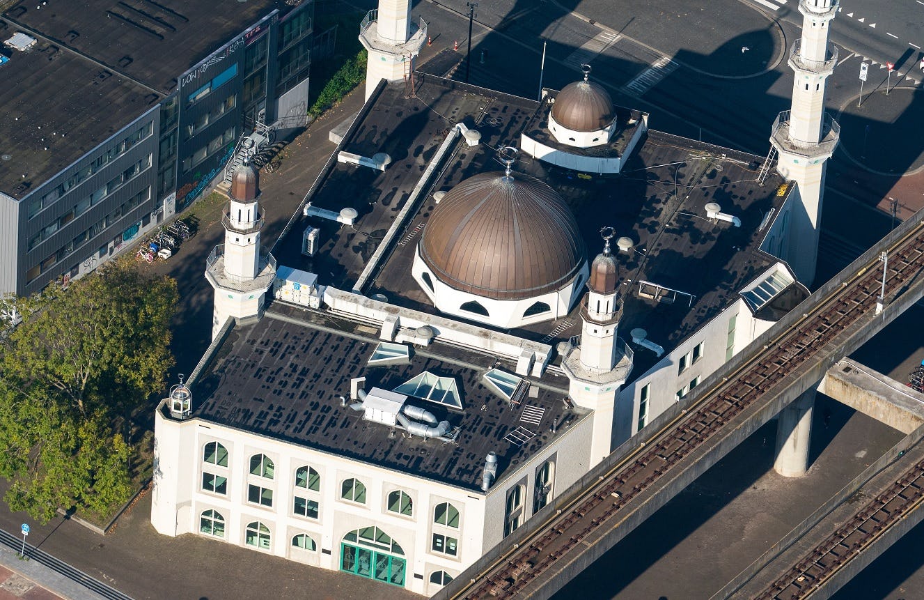 Amsterdamse moskee krijgt warmtepomp en wordt energieneutraal