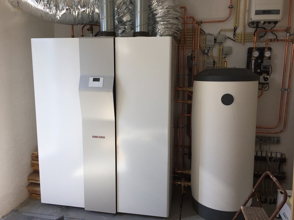 Lucht/water-warmtepomp met ventilatiesysteem voor plaatsing in huis