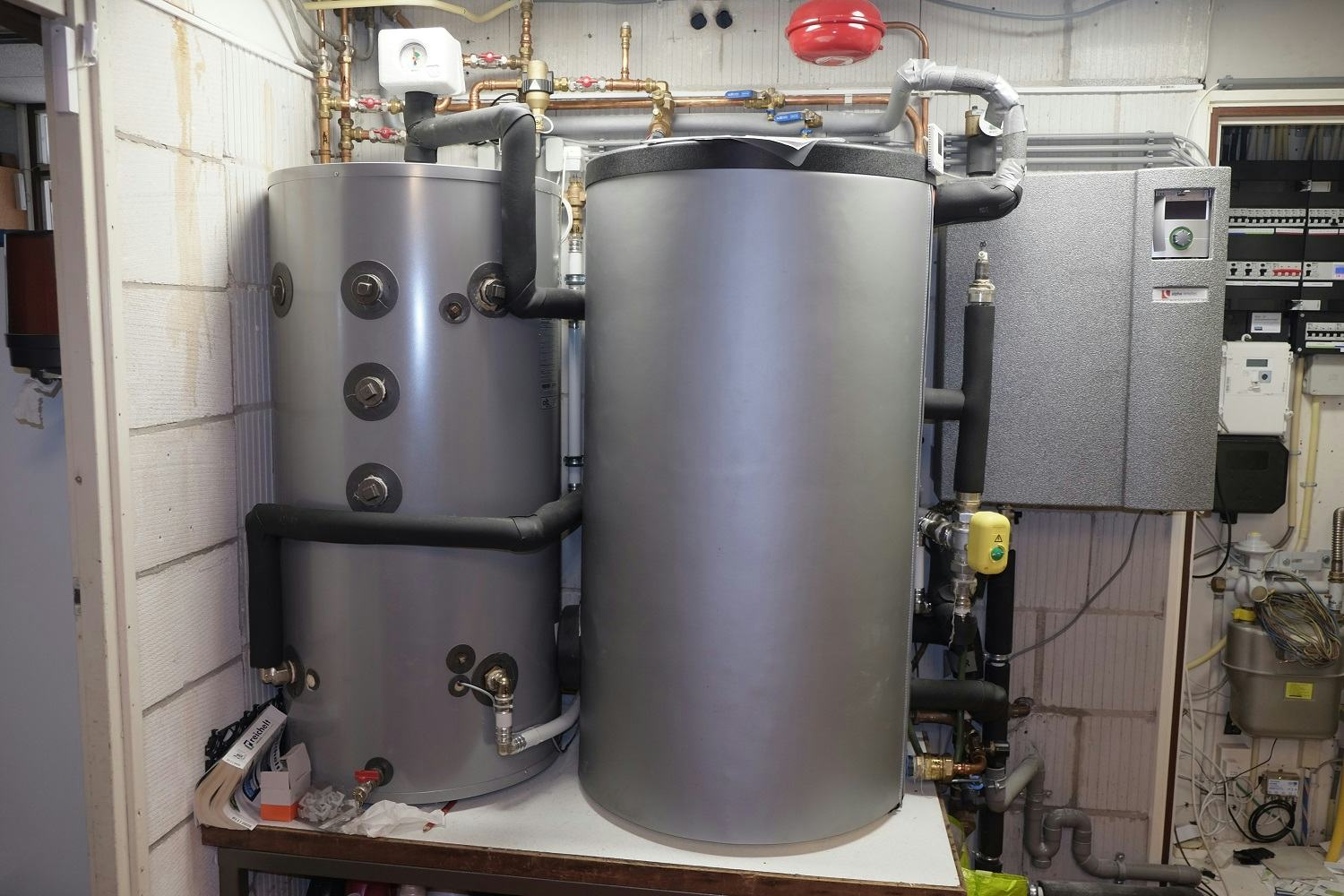 De warmtepompinstallatie met buffervaten voor verwarming en warm tapwater.