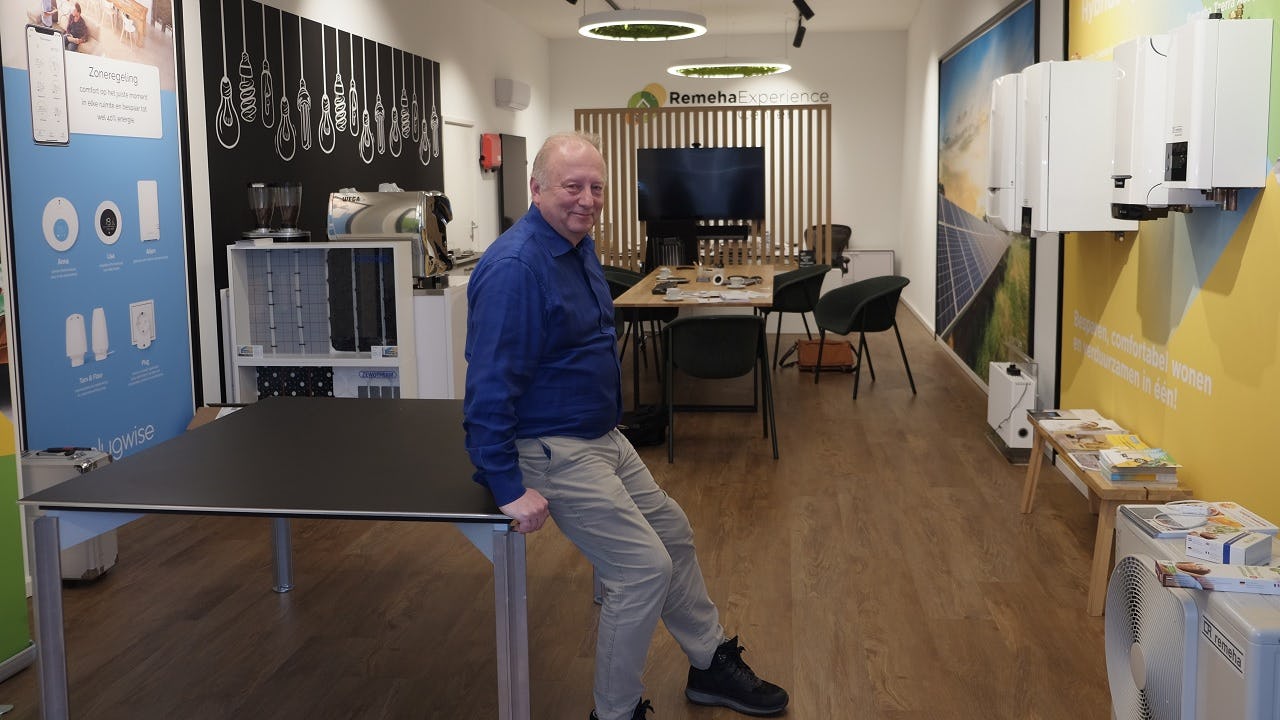 Pieter Reijnders probeert in zijn Experience Center bij klanten de angst voor warmtepompen weg te nemen.