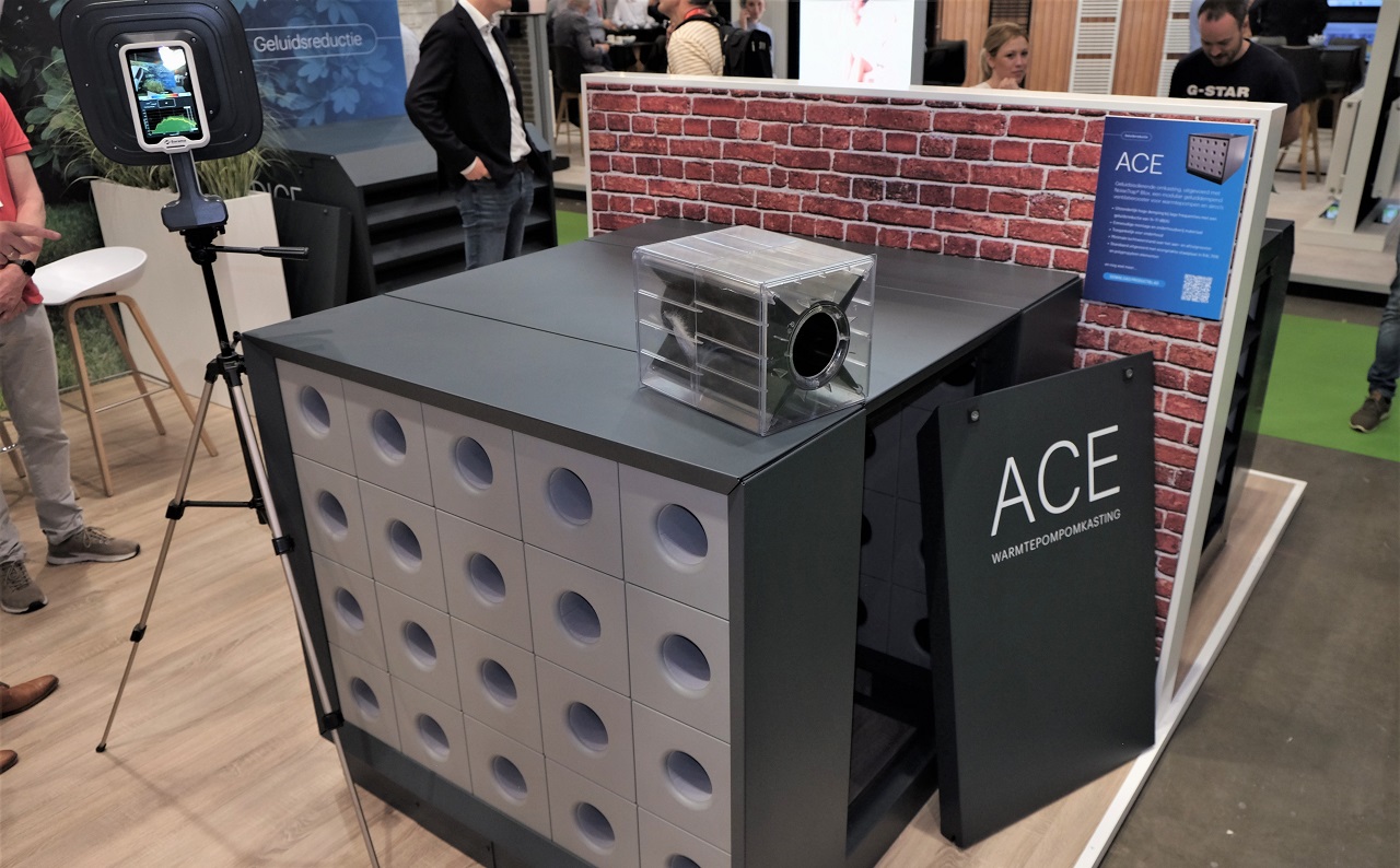 Op de beursvloer toonde Merford zijn ACE-omkasting, die wordt opgebouwd uit blokken met gaten.