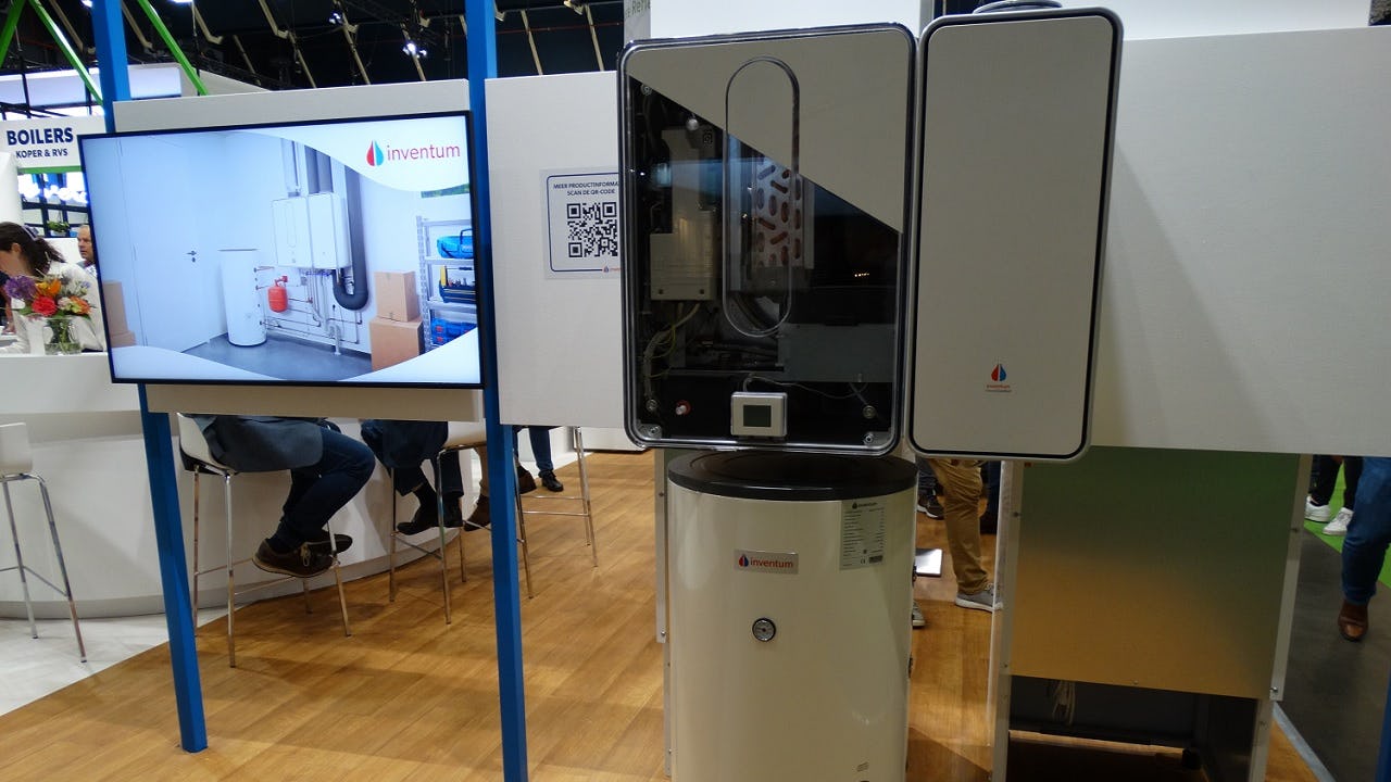 Inventum Modul-Air ventilatiewarmtepomp met losse boiler eronder.