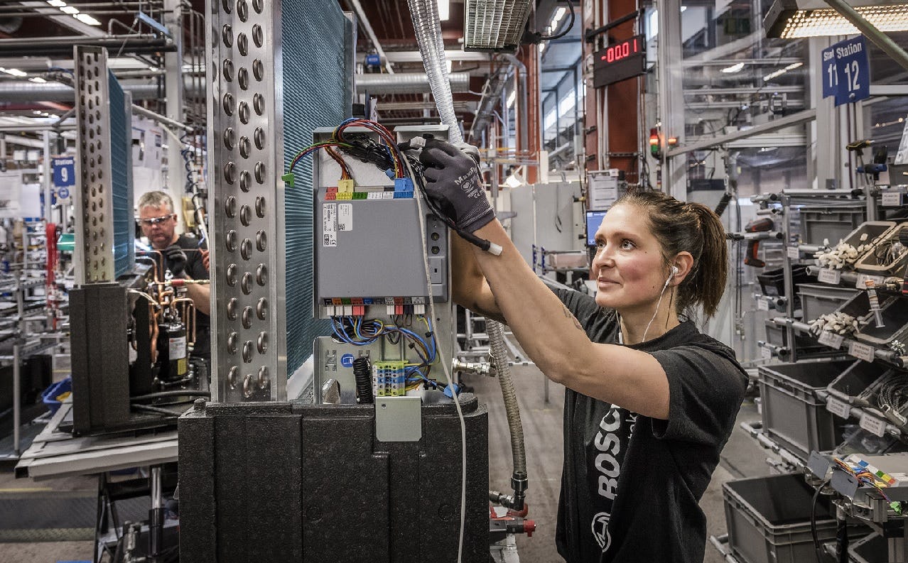 Warmtepompproductie in een fabriek van Nefit Bosch.