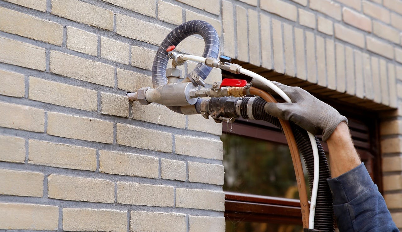 Spouw wordt gevuld met isolatiemateriaal.