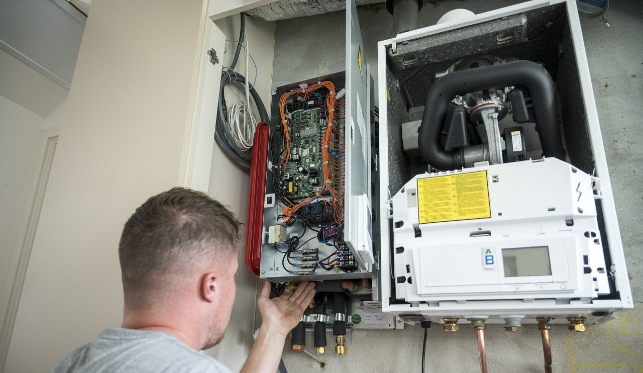 Installatie van een hybride warmtepomp (foto: Nefit Bosch).