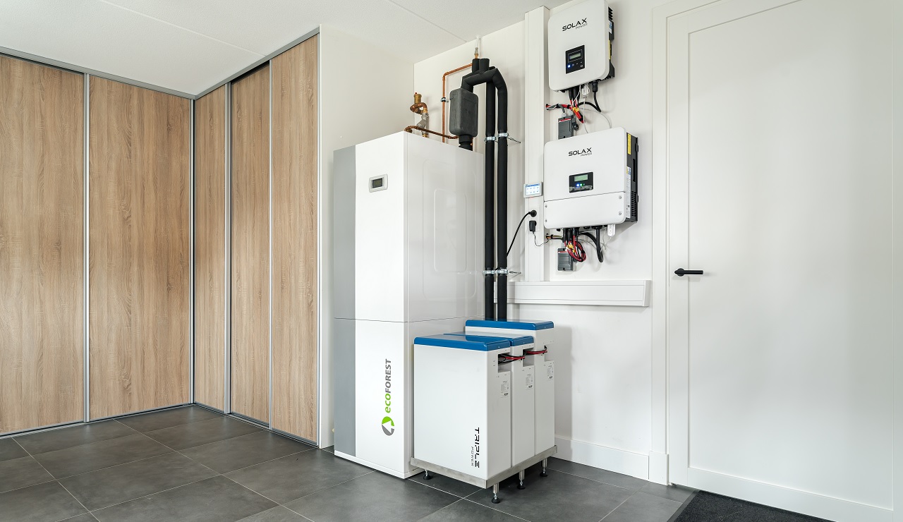 De binnendelen van het Eplucon-systeem met de water/water-warmtepomp en buffer in één, een accupakket en omvormers.