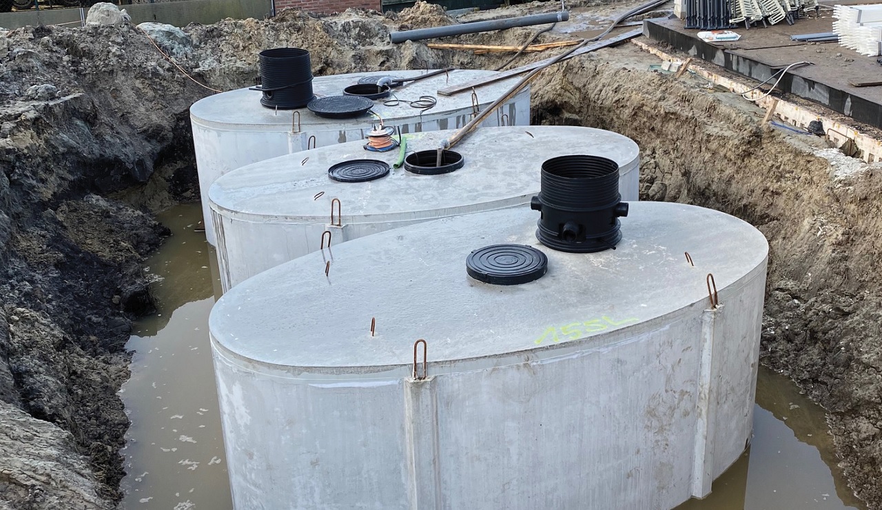 Betonnen energietank van GEP, gevuld met regenwater.