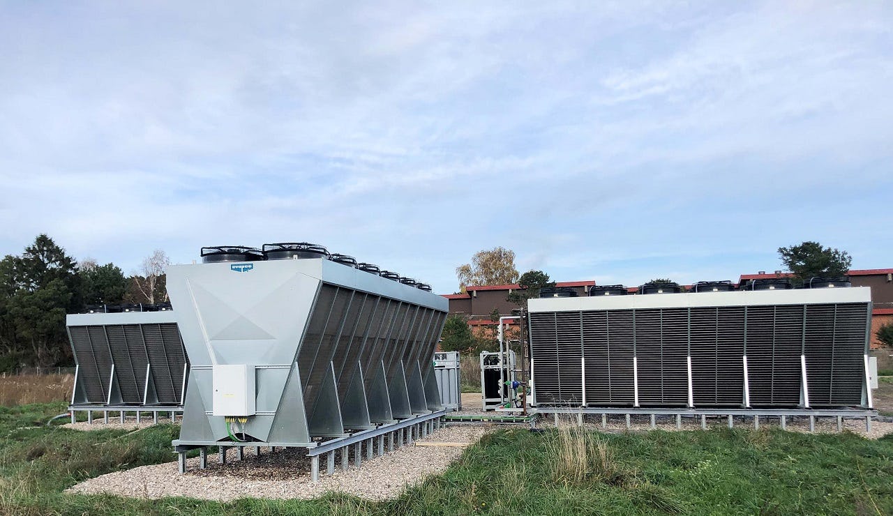 Verdampers van de warmtepomp in de Deense plaats Rørvig. De warmte wordt geleverd aan 244 woningen.