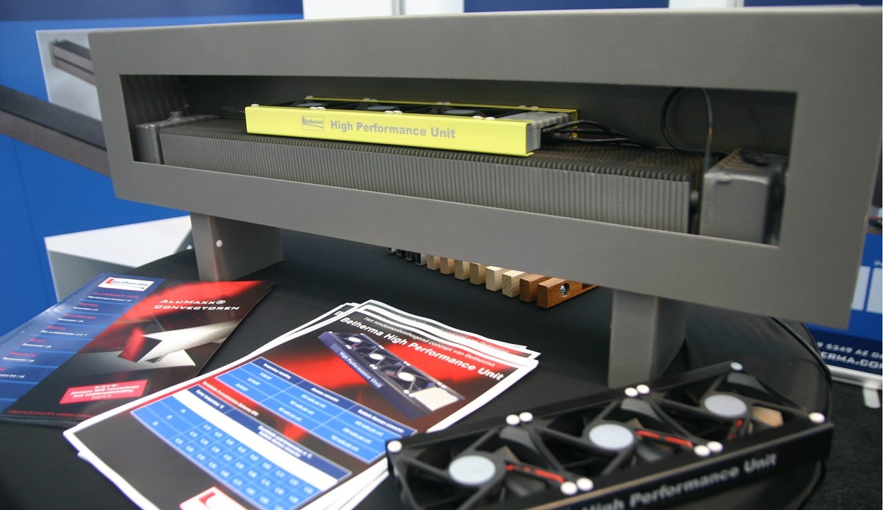 De Nederlandse producent Betherma voegt onder de naam High Performance Unit (HPU) ventilatoren aan zijn convectoren toe.