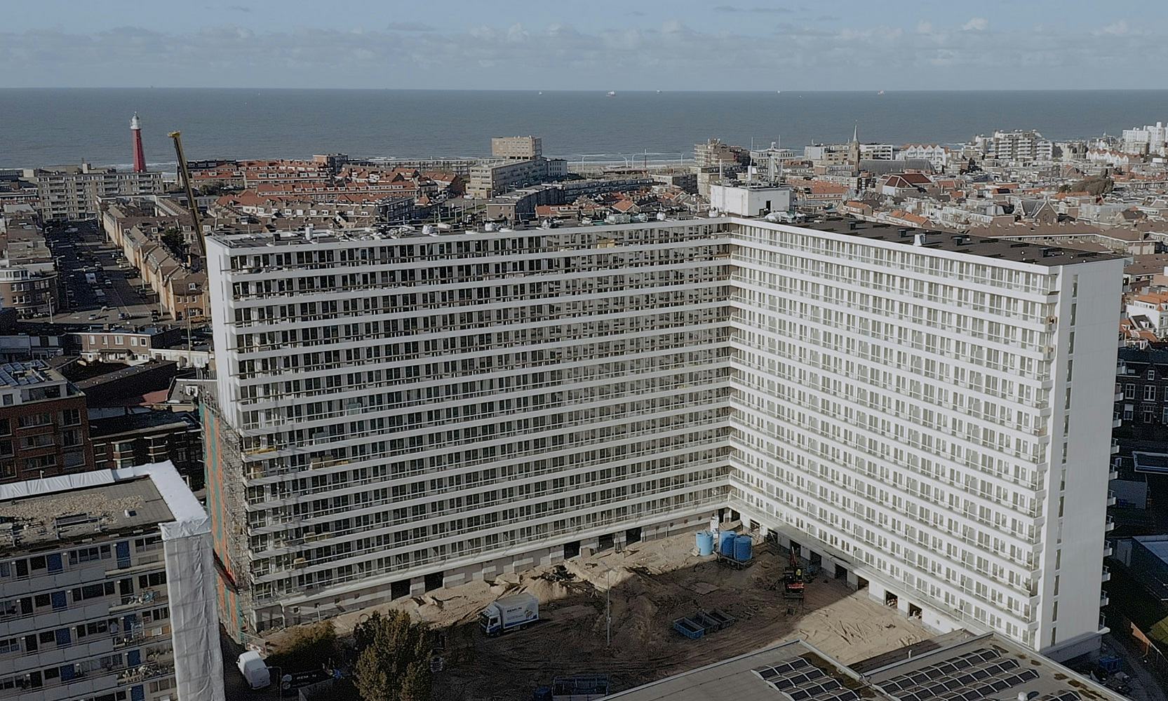 Bij het renovatieproject Hoog Lindoduin in Scheveningen zijn steeds dertien boven elkaar gelegen appartementen via twee stijgleidingen aangesloten op drie gesloten bodemlussen.