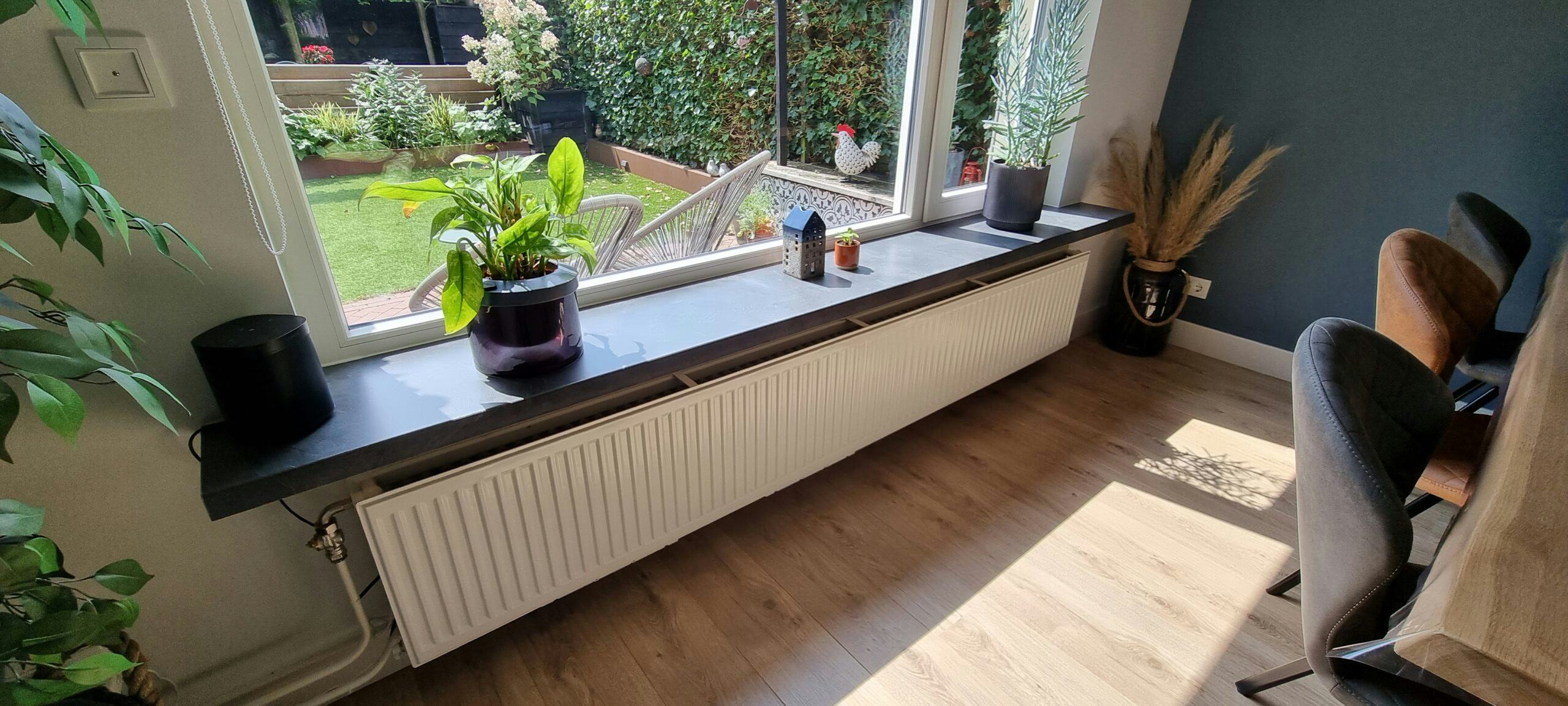 Nadat de warmtepomp was geplaatst bleven de radiatoren die jaren op de gasketel waren aangesloten hangen.