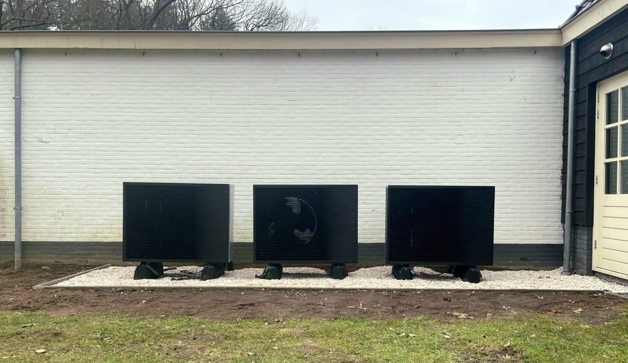 Drie lucht/water-monoblocks van elk 12 kW verwarmen het water in het binnenzwembad.