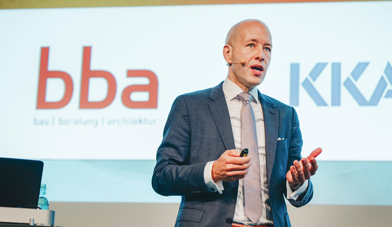 Thomas Nowak op het podium van de Heat Pump Summit 2023 (foto: NürnbergMesse / Heiko Stahl).