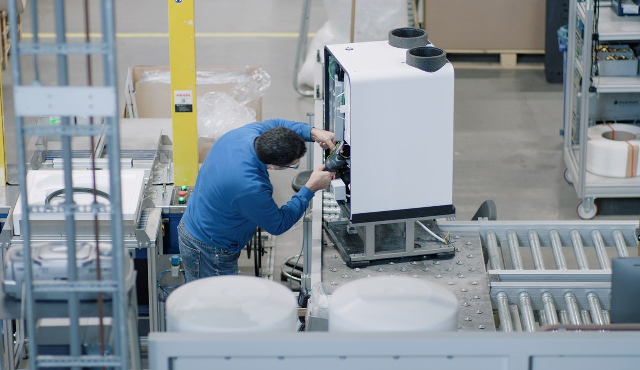 Productie van ventilatiewarmtepompen in de Nederlandse fabriek van Inventum.