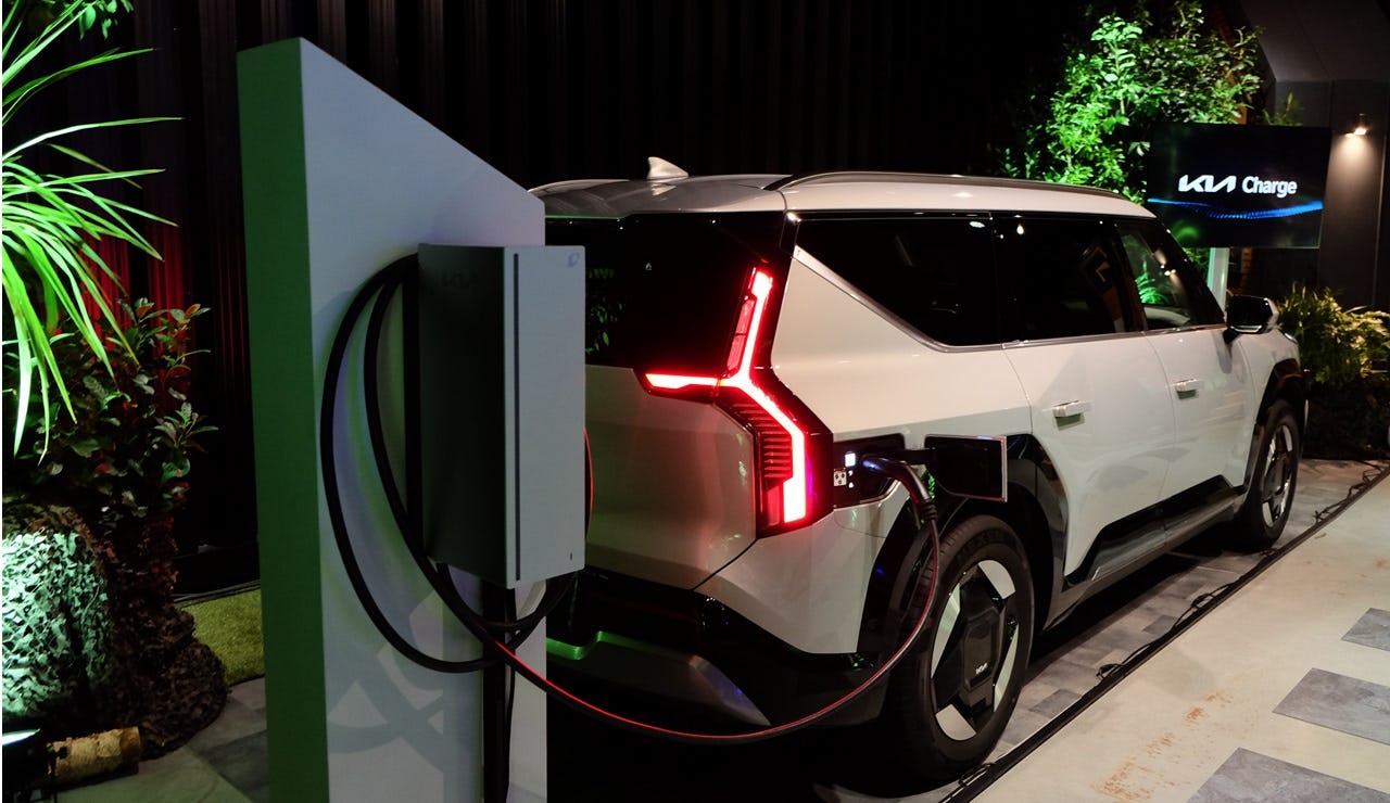 De KIA EV9 is uitgerust met hard- en software voor bi-directioneel laden, waarbij van wissel- naar gelijkstroom wordt omgeschakeld.