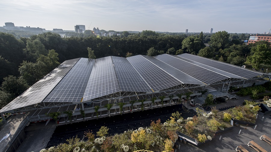 Het parkeerdek van het pand van a.s.r., voorzien 2.160 zonnepanelen (Foto Raphael Drent).