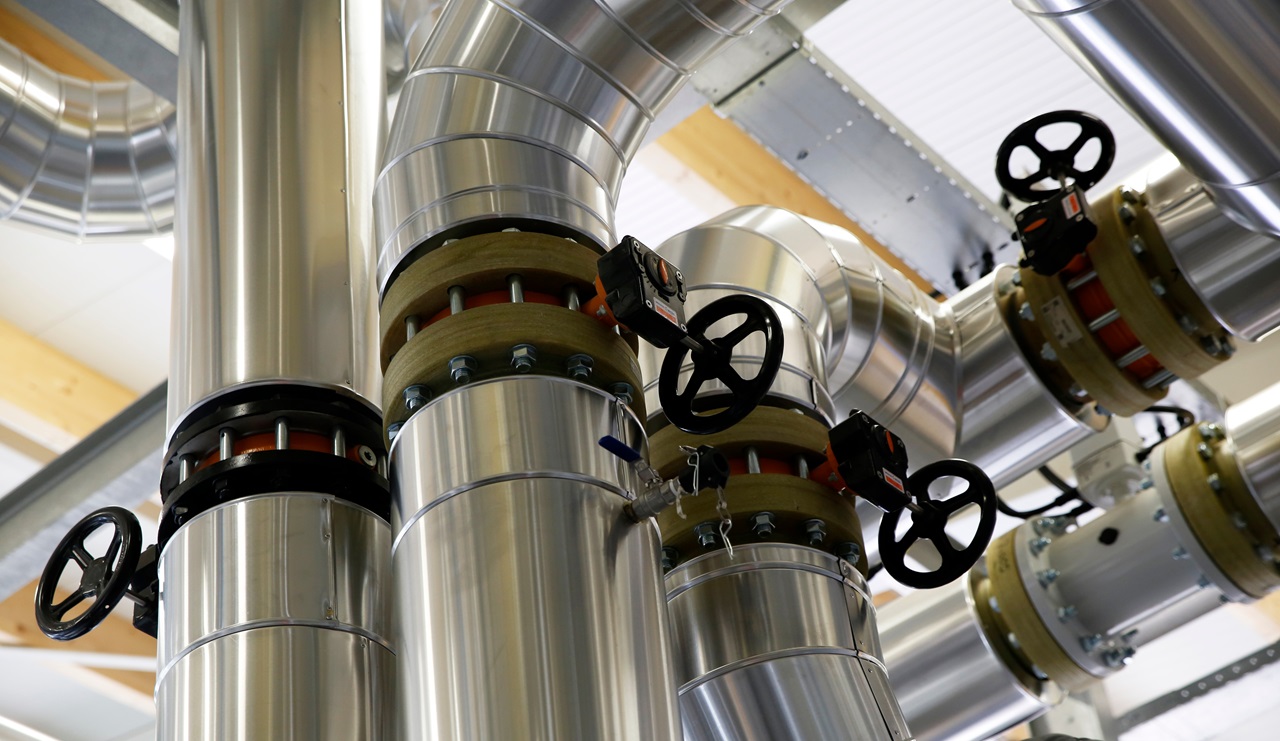 Leidingwerk in een geothermische installatie voor kasverwarming.