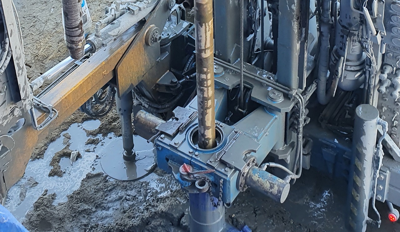 Boring voor een bodemlus. Volgens Niek de Jong van Itho Daalderop verlaagt een water/water-warmtepomp die op zo'n  bronsysteem wordt aangesloten de piek-elektriciteitsvraag. 