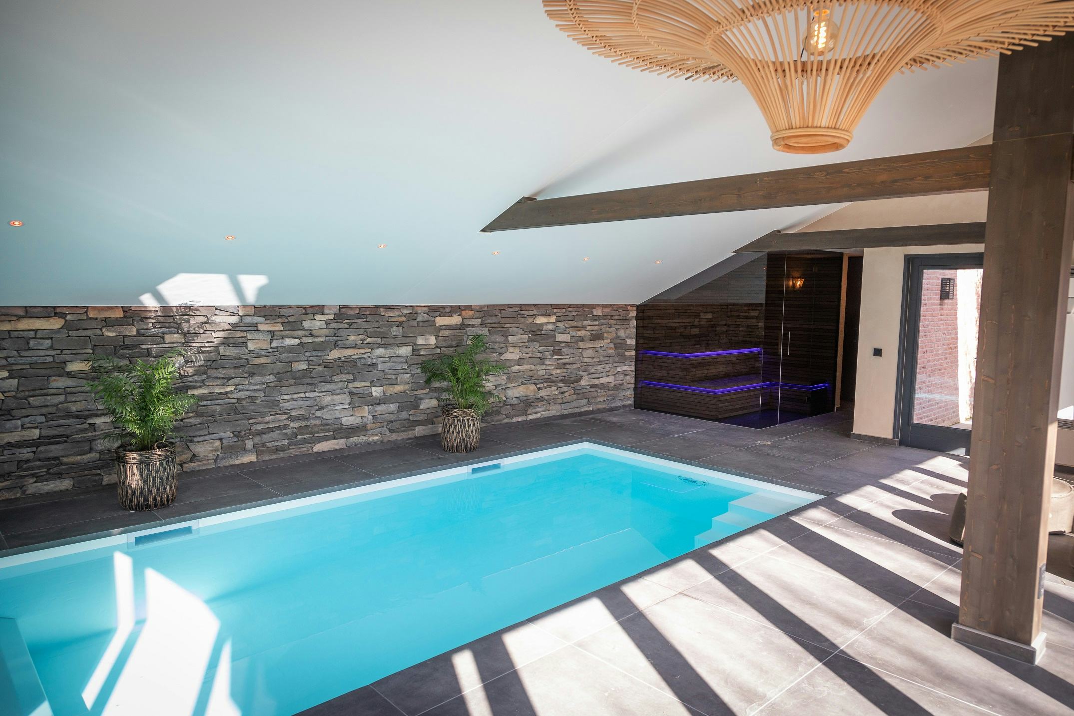 Het inpandige zwembad met wellness is tijdens de renovatie all-electric geworden.