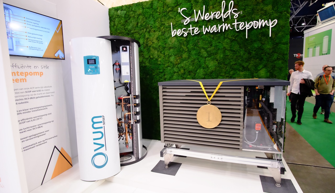 Op de afgelopen VSK presenteerde Technea de ACP-warmtepomp. Links ervan staat de ‘all-in-one’ cv-ruimte Cube (zie kader in het artikel).