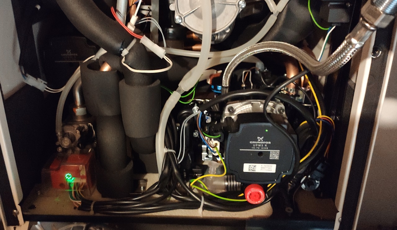 De ketelpomp in het binnendeel van de Magis Combo, het hybride systeem van Immergas.