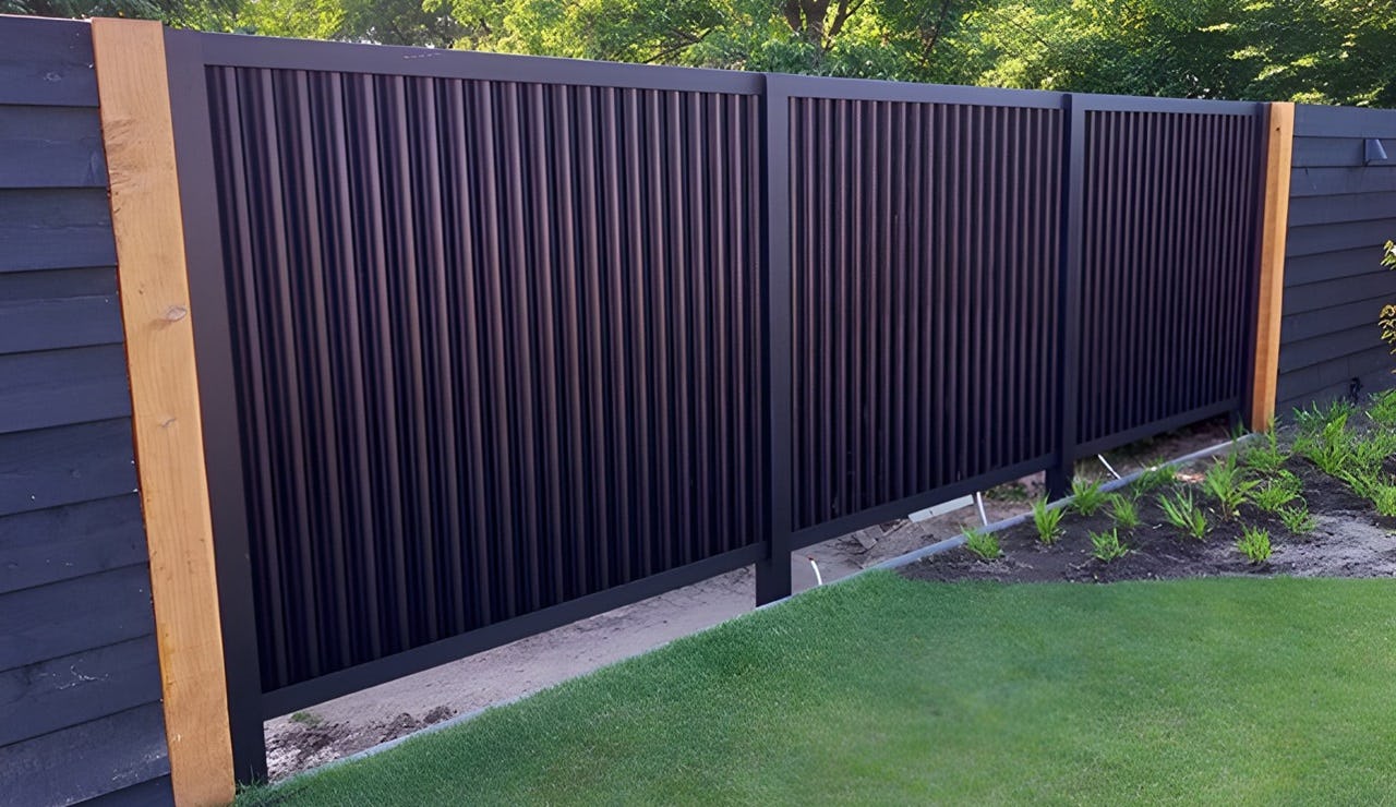 De energieschutting kan als bron van een warmtepomp een oplossing zijn, bijvoorbeeld als het geluid van een buitenunit tot problemen leidt.