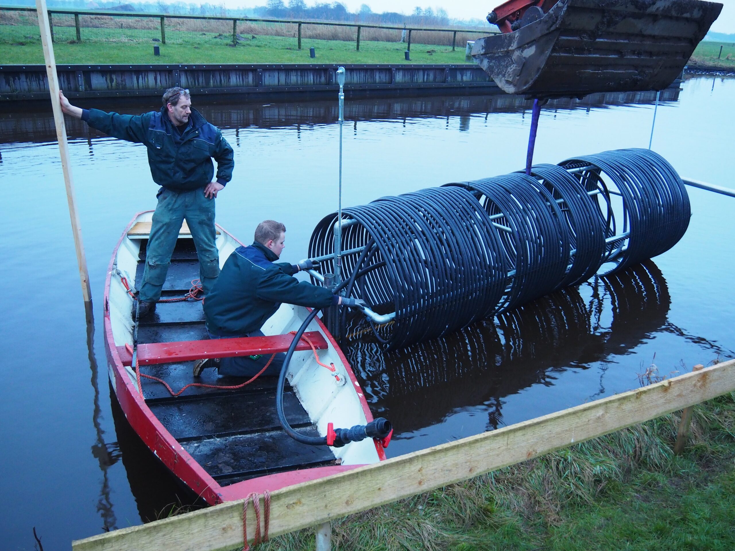 De wisselaar van de warmtepomp wordt in de rivier gelegd.