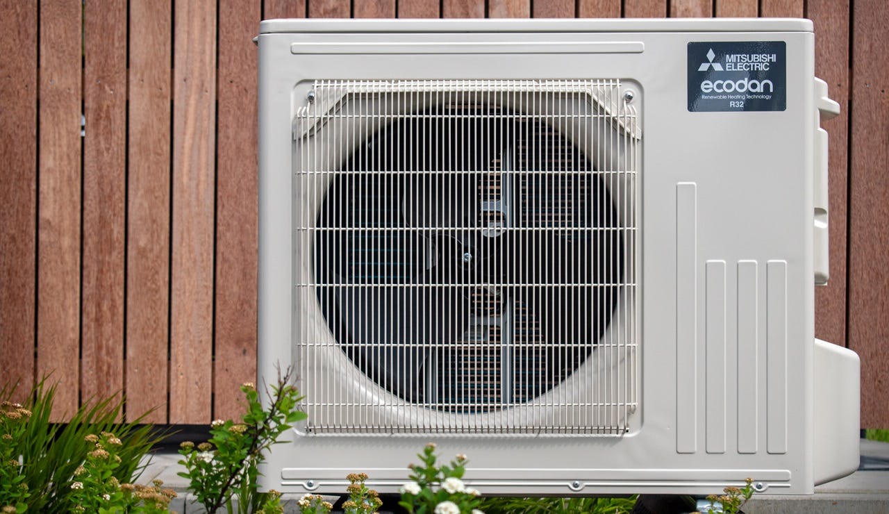 De nieuwe Mitsubishi Electric Ecodan met het koudemiddel R32, dat vanaf 2027 niet meer is toegestaan in nieuwe warmtepompen met een vermogen onder de 50 kW.