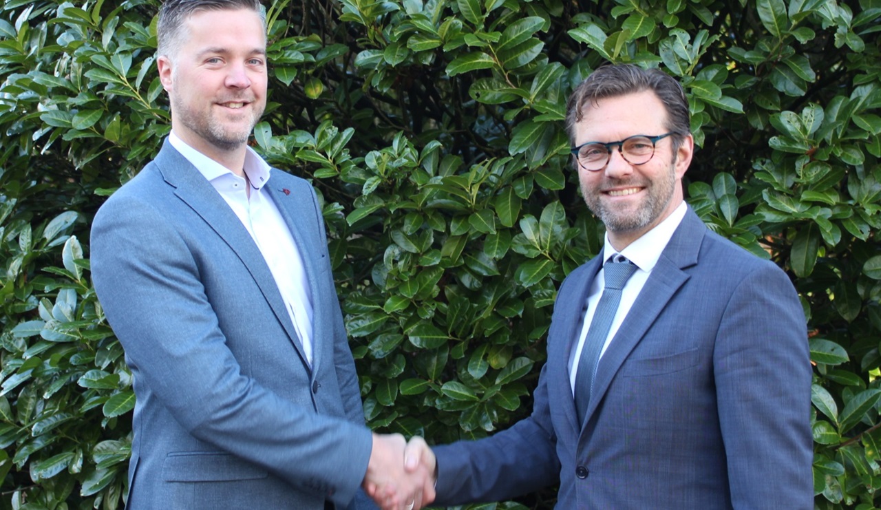 Frank Agterberg (rechts) draagt het voorzitterschap over aan Tom Meijerink (links). 