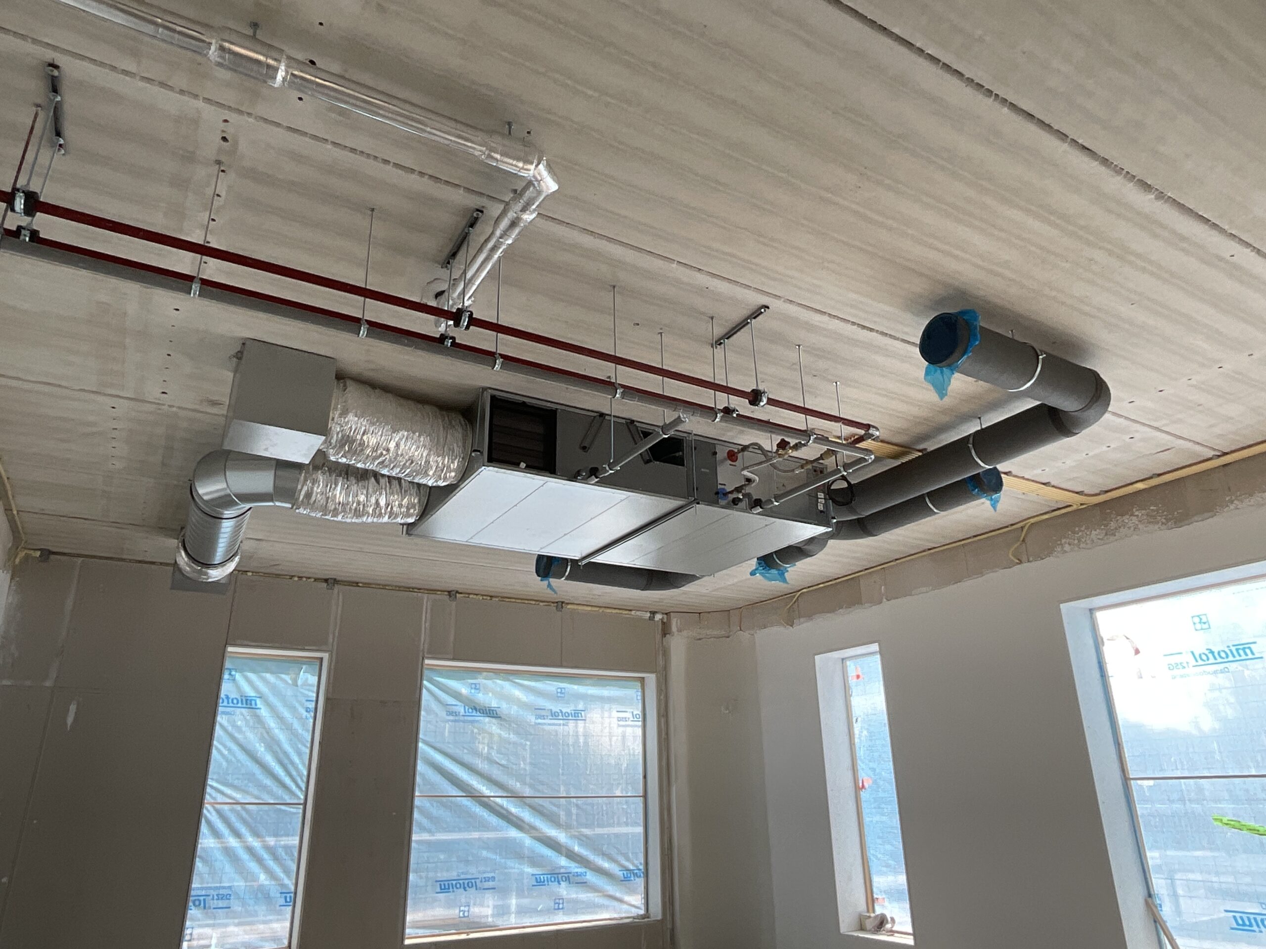 Een unit gemonteerd aan een betondek met divers vast kanaalwerk.