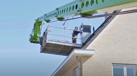 Vanwege het gedoe om aan een dakwarmtepomp te sleutelen, regelt Nefit Bosch een hoogwerker en kan desgewenst ook alle werkzaamheden uit handen nemen.