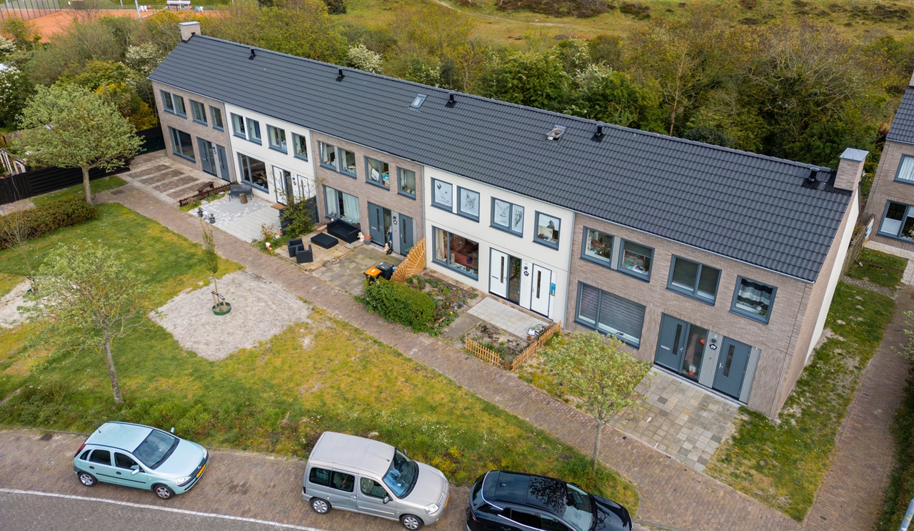 Enkele van de woningen in Petten. De individuele 
bodembronnen zijn aangelegd onder de voortuinen.
