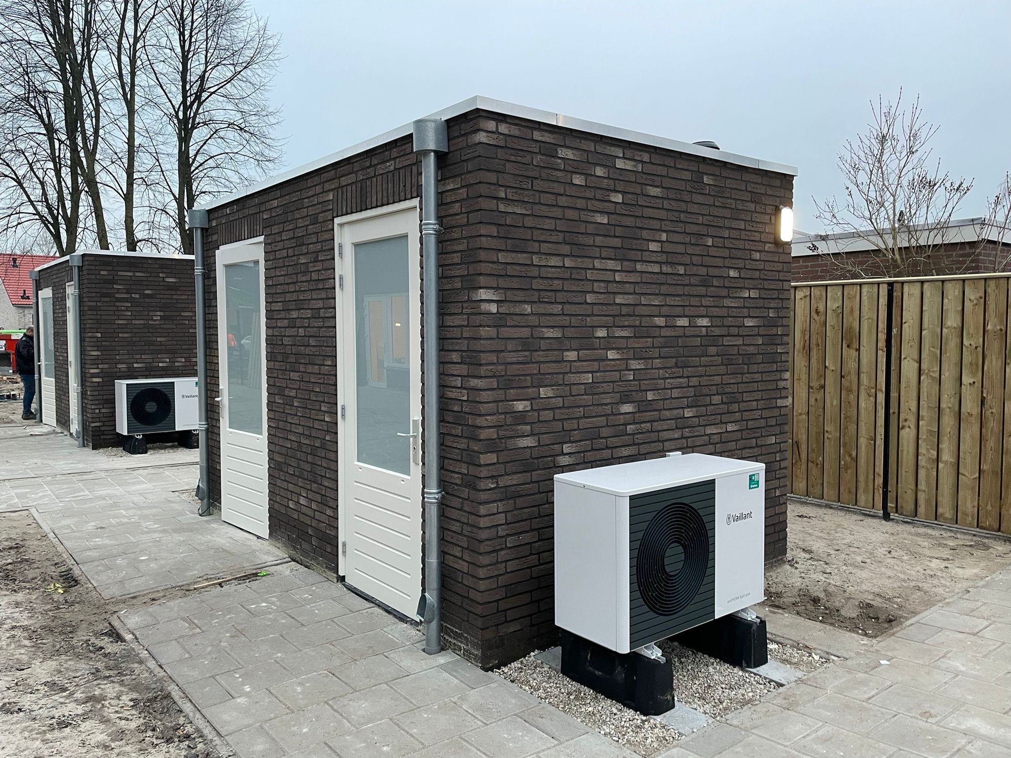 Extra hoge pootjes om de warmtepomp sneeuwvrij te houden. Foto: Jef Schrijnemaekers, Vaillant Nederland