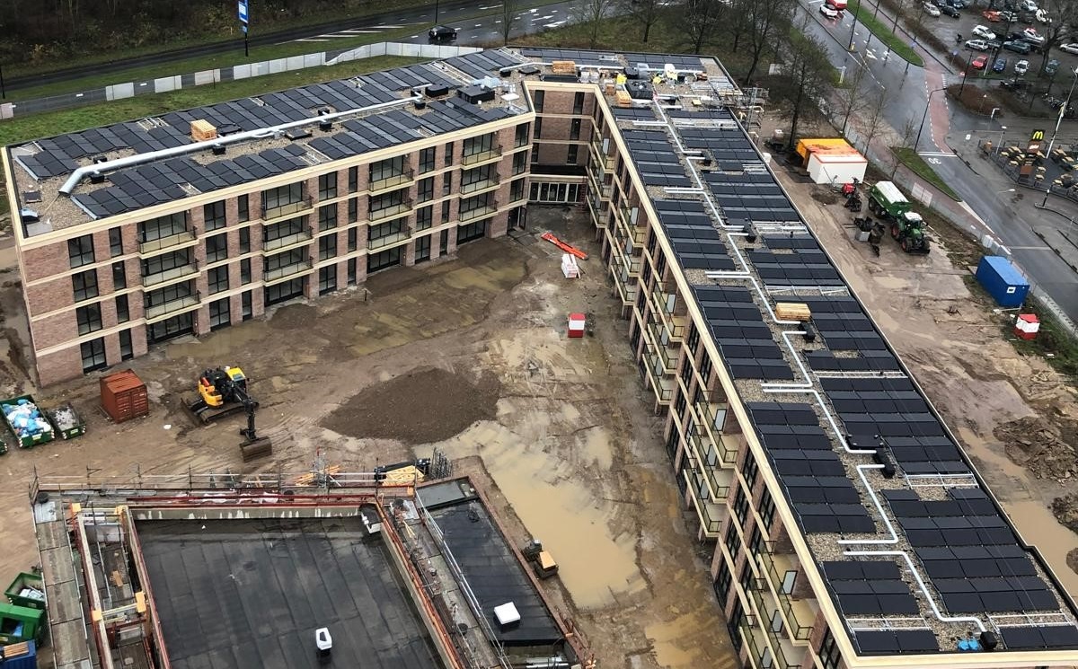 Een van de drie gebouwen van wooncomplex De Scheg, met op het dak vijfhonderd PVT-panelen.