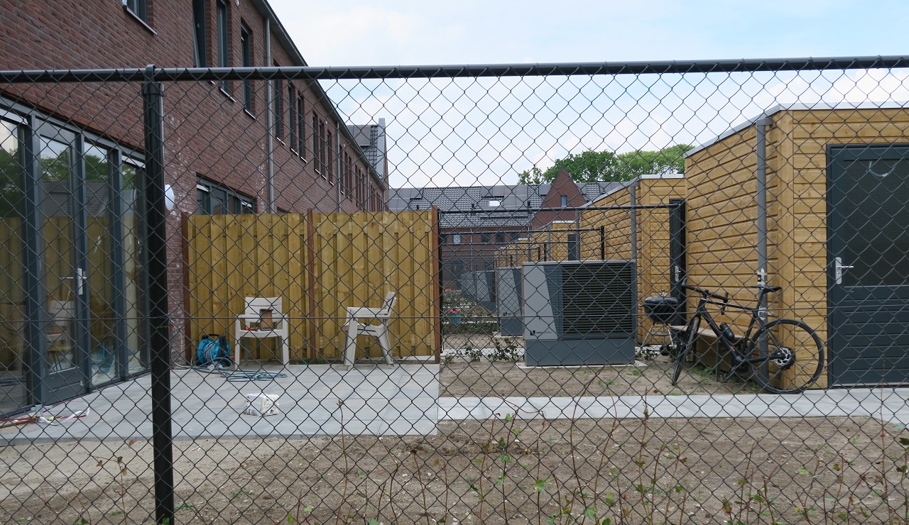 In deze achtertuinen is ervoor gekozen om de monoblocks niet tegen de gevel te plaatsen. Dat betekent dat er langere leidingen voor het water nodig zijn. Wat betekent dat voor het energieverlies?