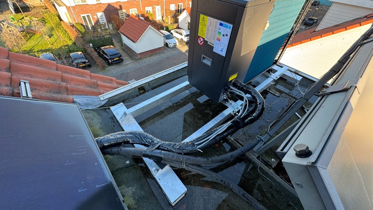 De zelfgemaakte constructie voor de warmtepomp bestaat uit een aluminium frame met vier poten die op rubberen anti-trilmatten staan. De warmtepomp is met trillingsdempers aan het frame bevestigd. 