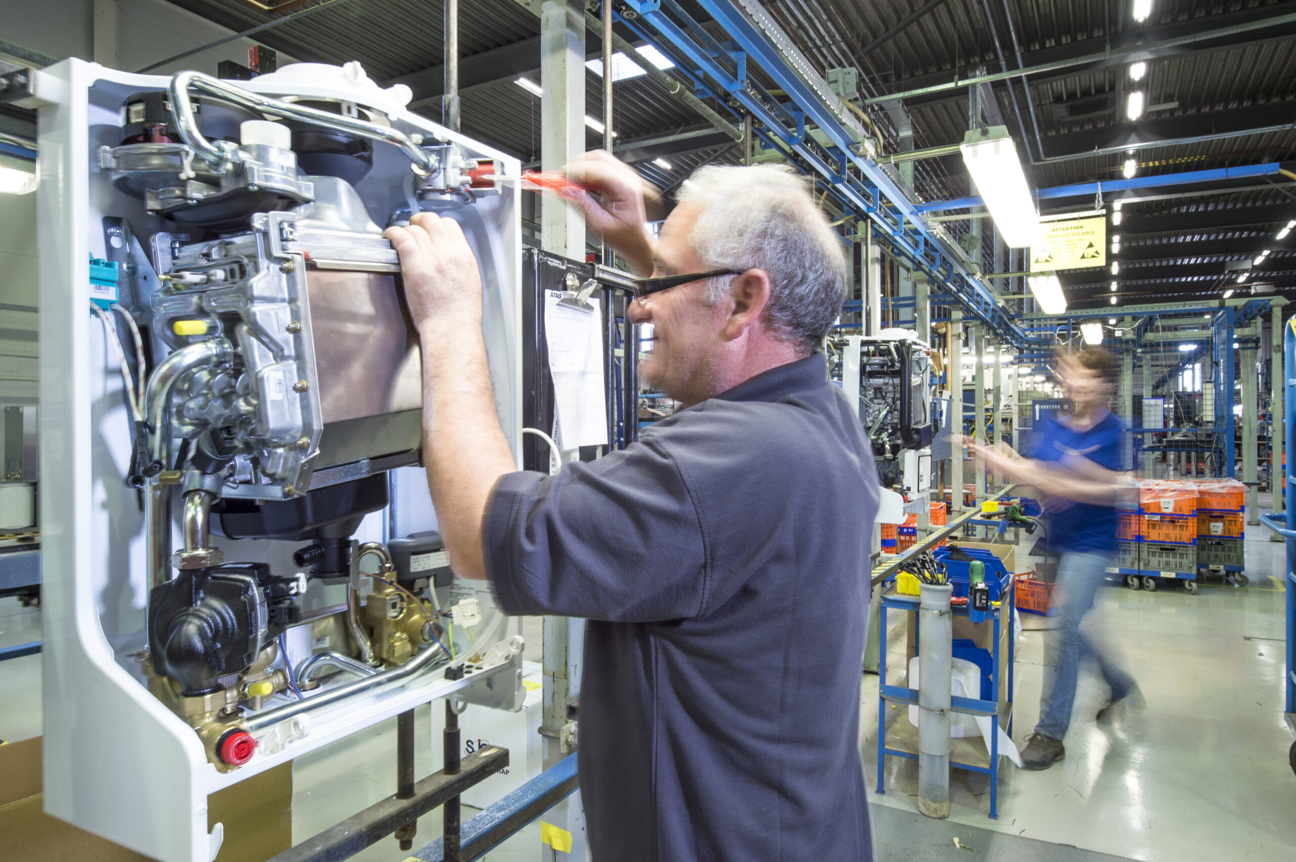 In de ATAG-fabriek in Lichtenvoorde wordt een cv-ketel in elkaar gezet. Ook voor cv-ketels ziet het bedrijf toekomst in een CO2-neutrale wereld. In plaats van aardgas moet er dan groen gas of waterstof in verbrand worden.   