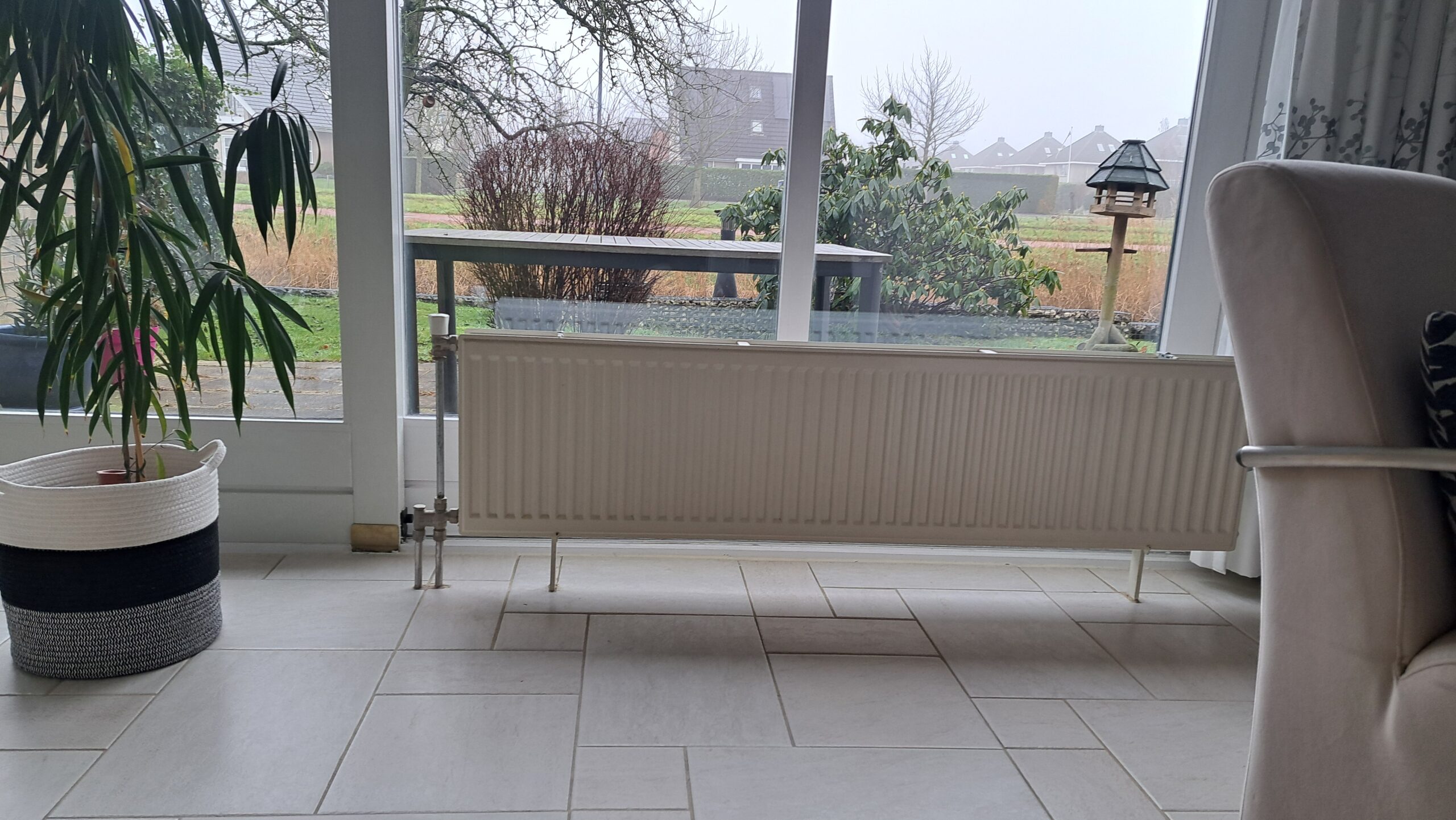 De woning  van Bruining wordt grotendeels verwarmd met traditionele plaat/convectie-radiatoren.