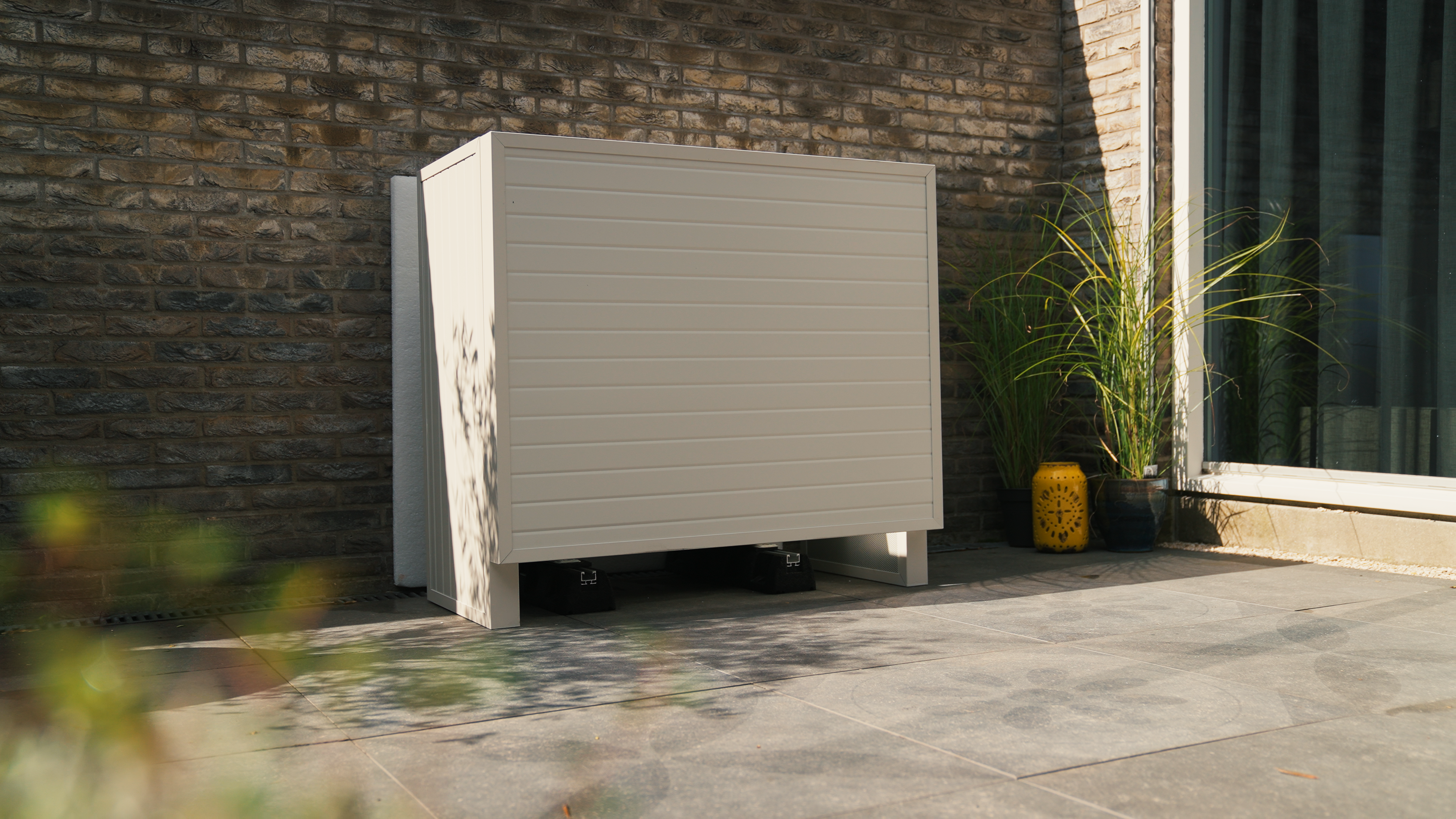 De daBo 33 heeft gesloten schermen aan zij- en voorkant. Lucht kan aan de achterkant vrij worden aangevoerd. Voor de afvoer aan de voorkant is aan de onderkant een uitsparing aangebracht. Daarnaast ontsnapt een klein deel van de lucht door de open bovenkant.