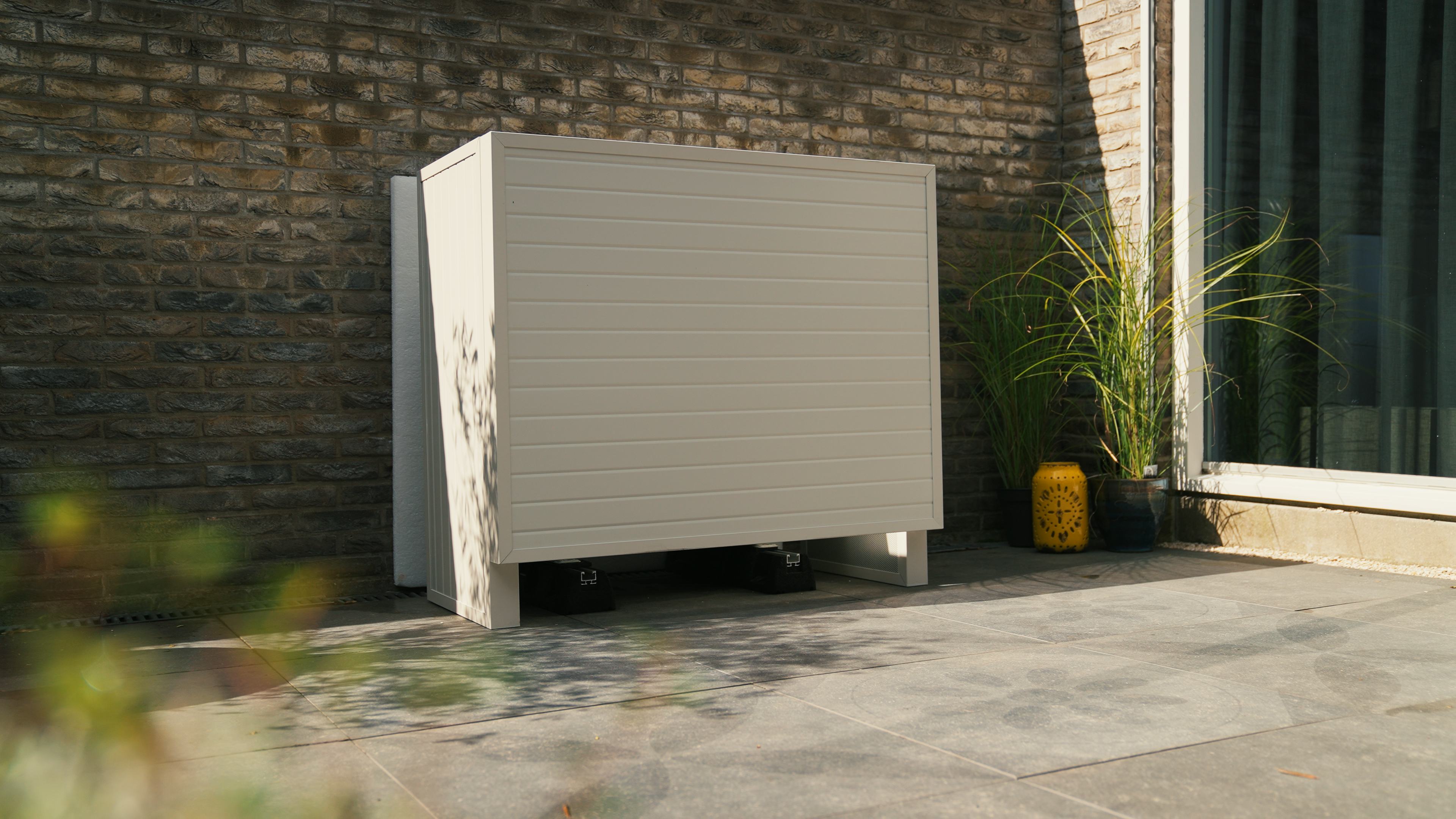 De daBo 33 heeft gesloten schermen aan zij- en voorkant. Lucht kan aan de achterkant vrij worden aangevoerd. Voor de afvoer aan de voorkant is aan de onderkant een uitsparing aangebracht. Daarnaast ontsnapt een klein deel van de lucht door de open bovenkant.