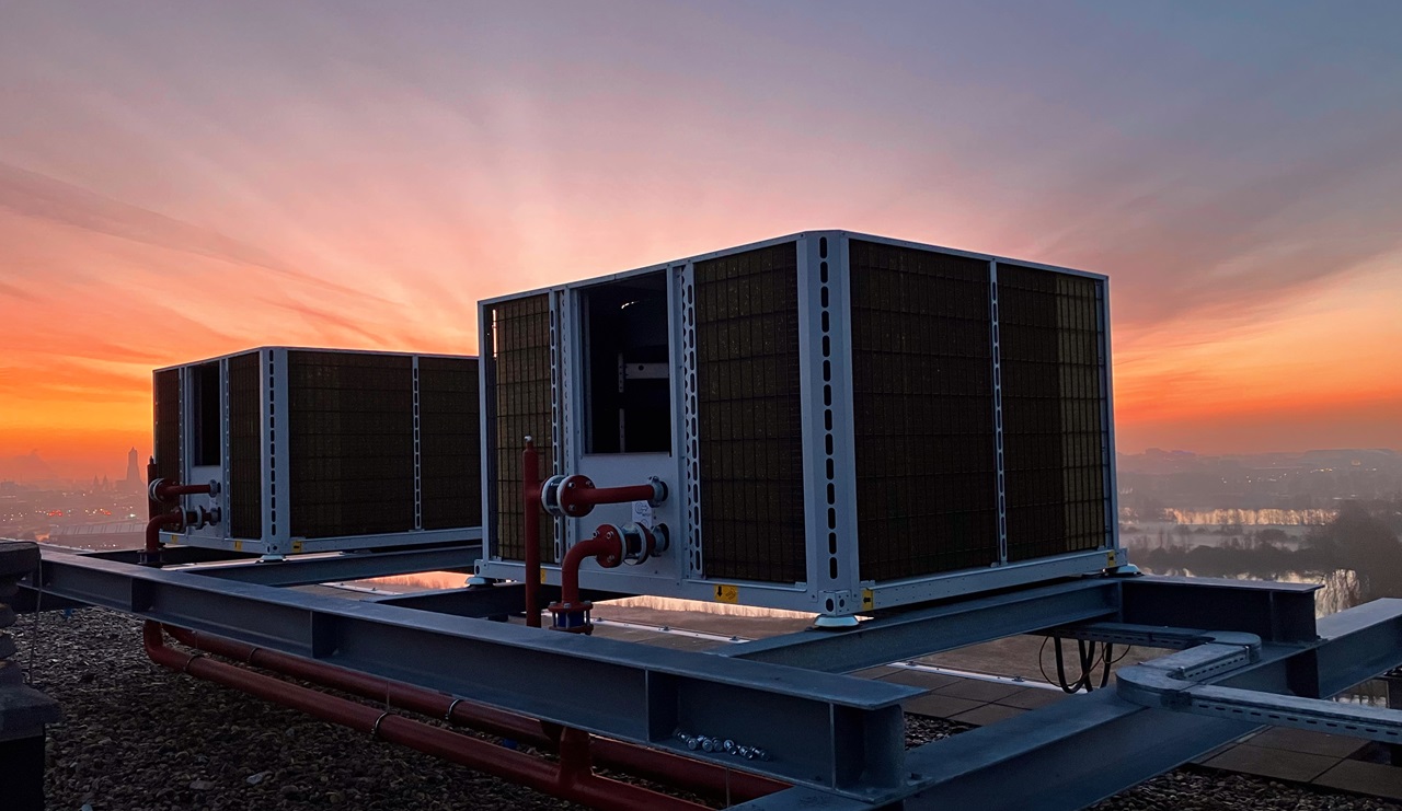 De twee warmtepompen op het dak van de Hulkesteinflat.