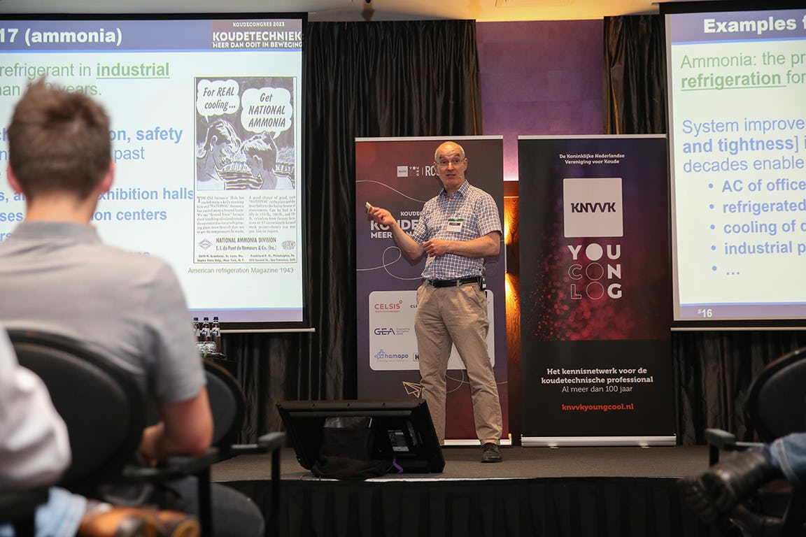 Keynote speaker professor Armin Hafner in actie om de zaal te overtuigen van de noodzaak om natuurlijke koudemiddelen te omarmen.