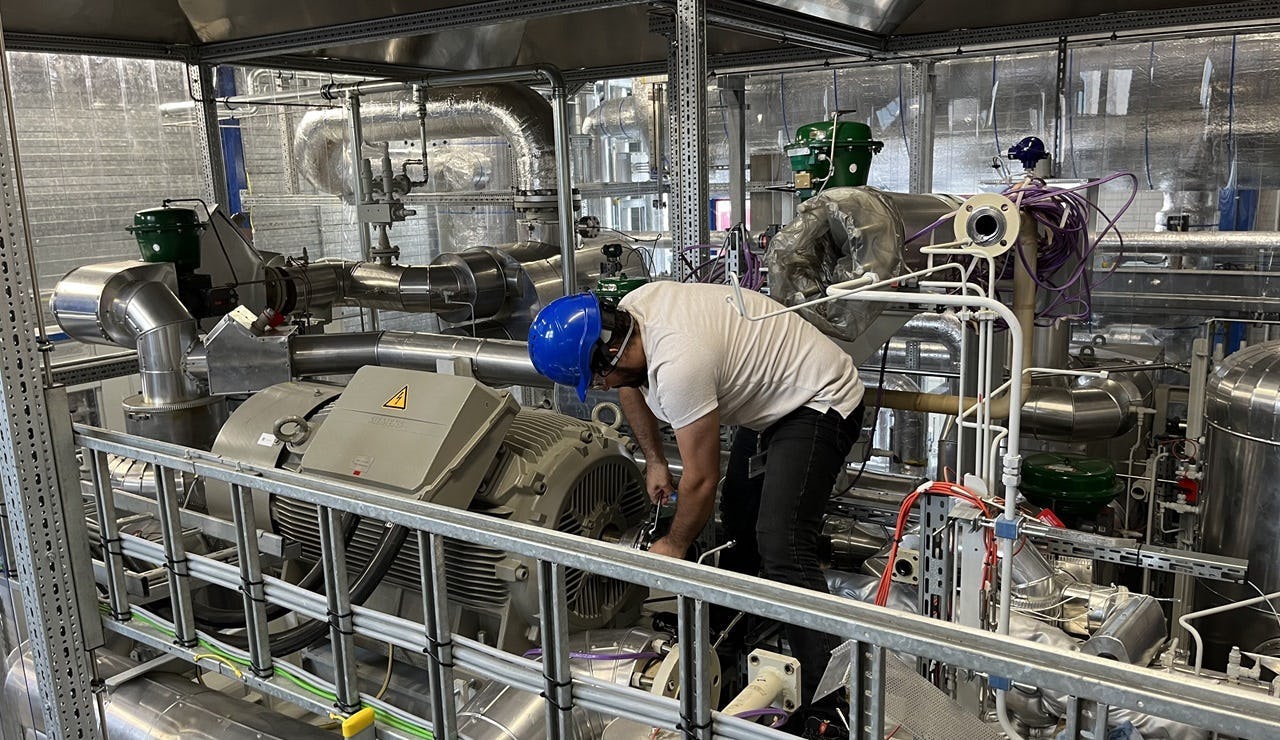 Demontage van een compressor in het lab van TNO.