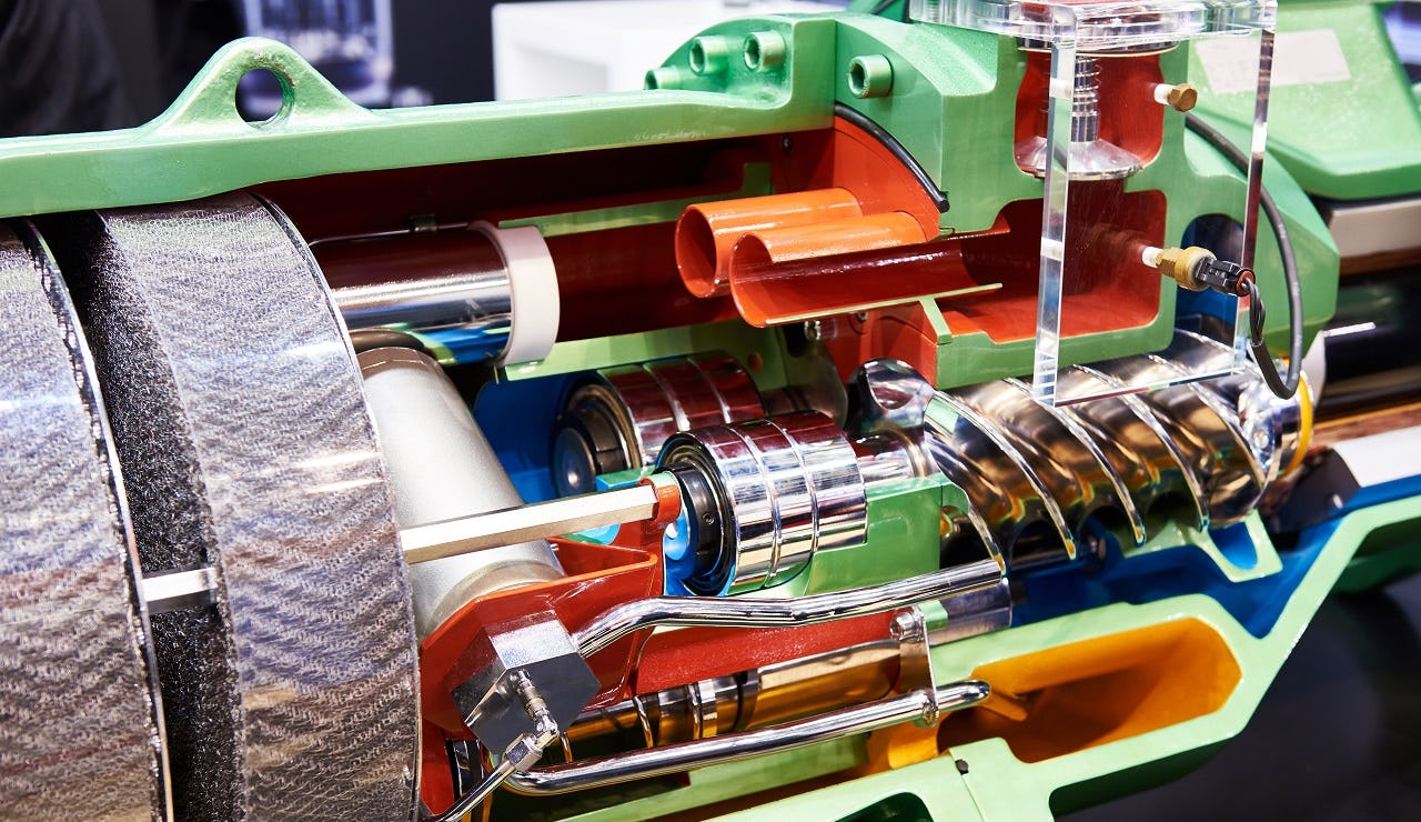 Bij een schroefcompressor zorgt smeerolie niet alleen voor een goede afdichting tussen de rotoren, maar ook dat de mechanische energie tussen de rotoren wordt overgebracht.