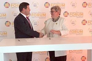 Rachel Kyte (SEforALL) en Jürgen Fischer, (Danfoss Cooling) tekenen de samenwerkingsovereenkomst | Foto Danfoss