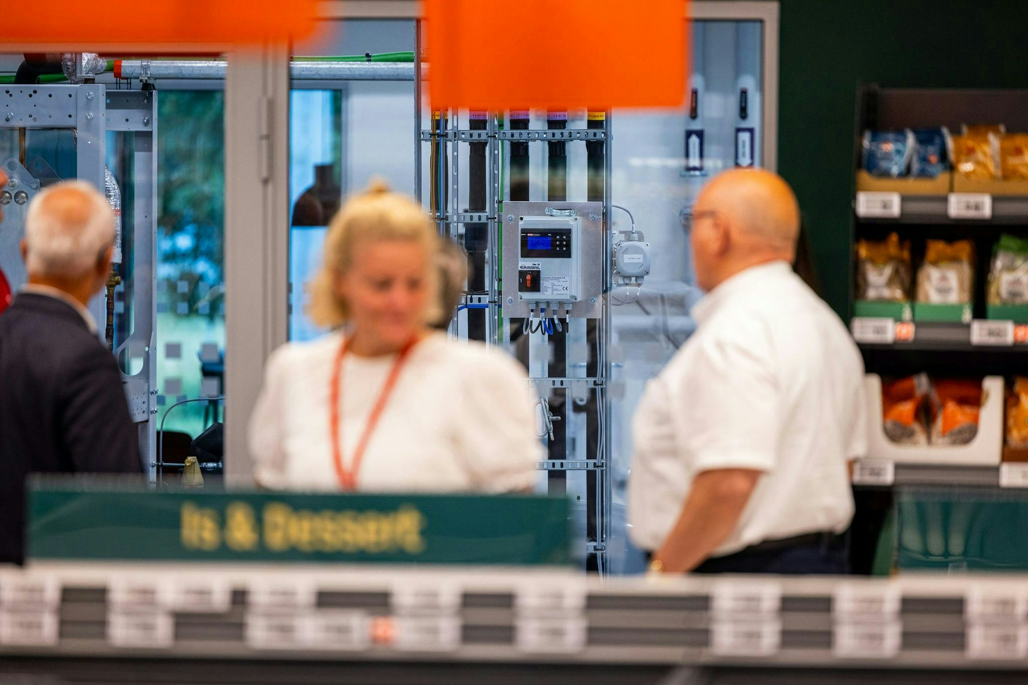 Via glazen panelen in de winkelruimte kunnen klanten een deel van de koelinstallatie bewonderen.