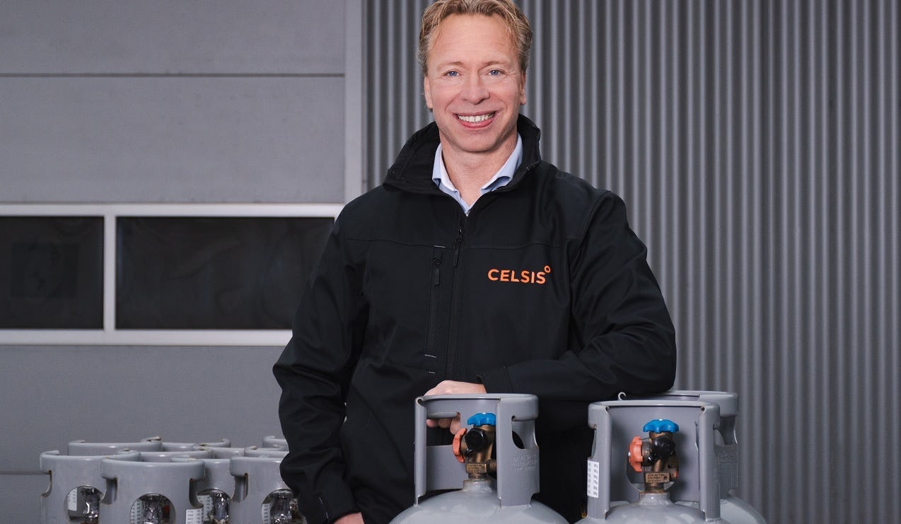 Edwin Ernste: “Koudemiddelen met een hoog GWP worden minder
geproduceerd en verhandeld. Dit leidt tot het marktmechanisme waarbij door schaarste de prijzen omhoogschieten.”