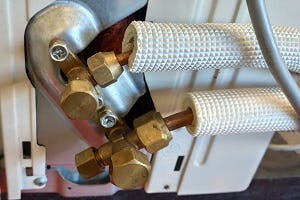 Flarekoppeling op een buitenunit.