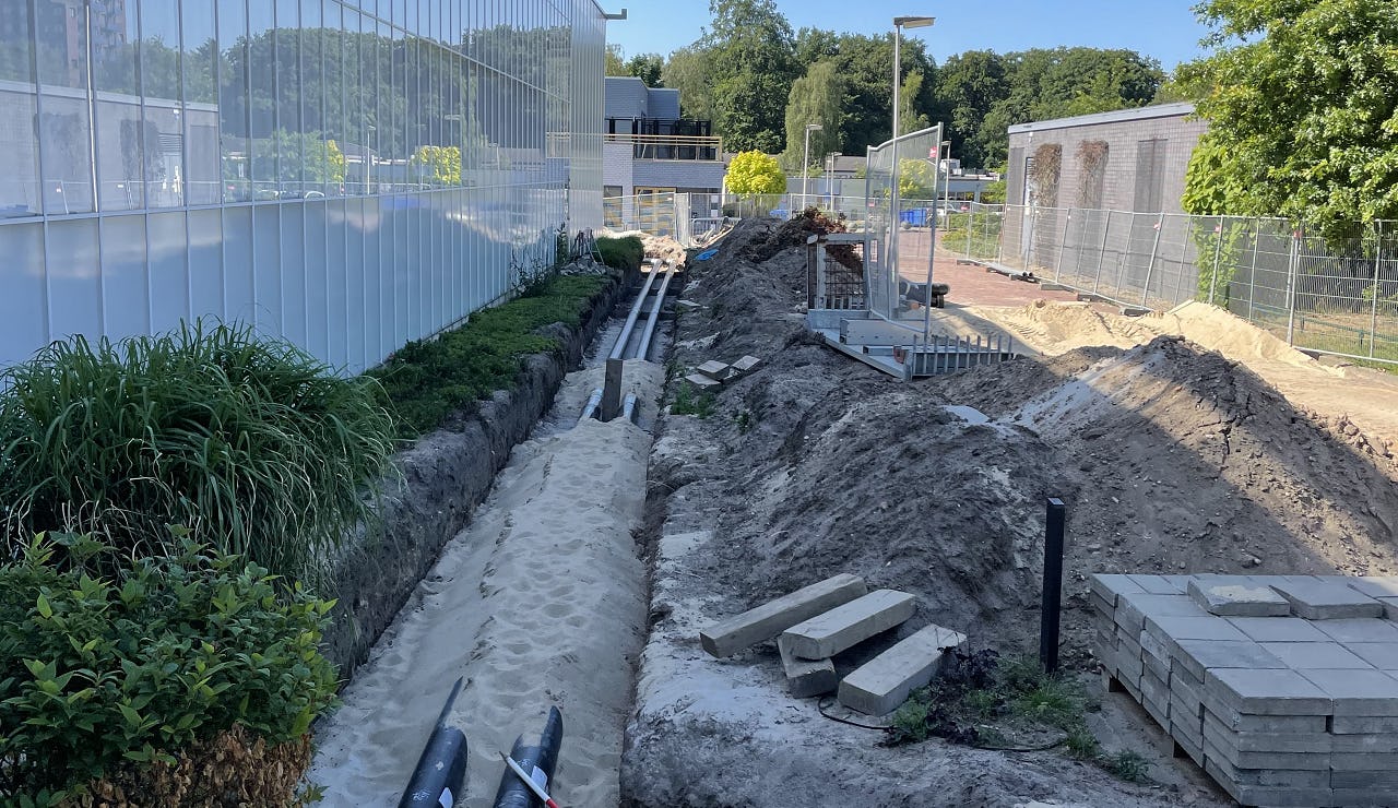 Op maat gemaakte geïsoleerde warmteleiding waarmee gebouwen op de Radboud Campus aan elkaar worden gekoppeld.