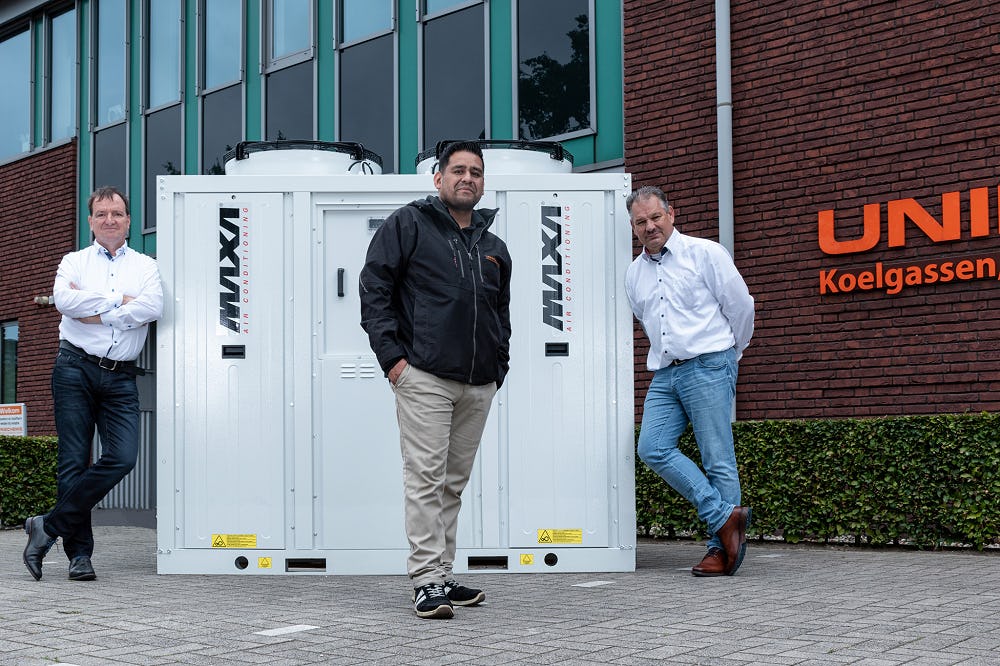 Het klimaatteam van Uniechemie met in het midden de R410A-versie van de i-MAX. 